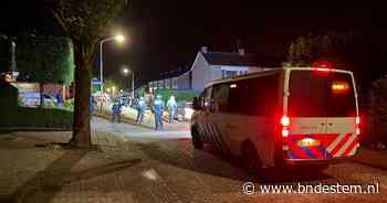 Azc-protest loopt uit de hand: raadsleden opgesloten, stoeptegels vliegen in het rond, 10 arrestaties