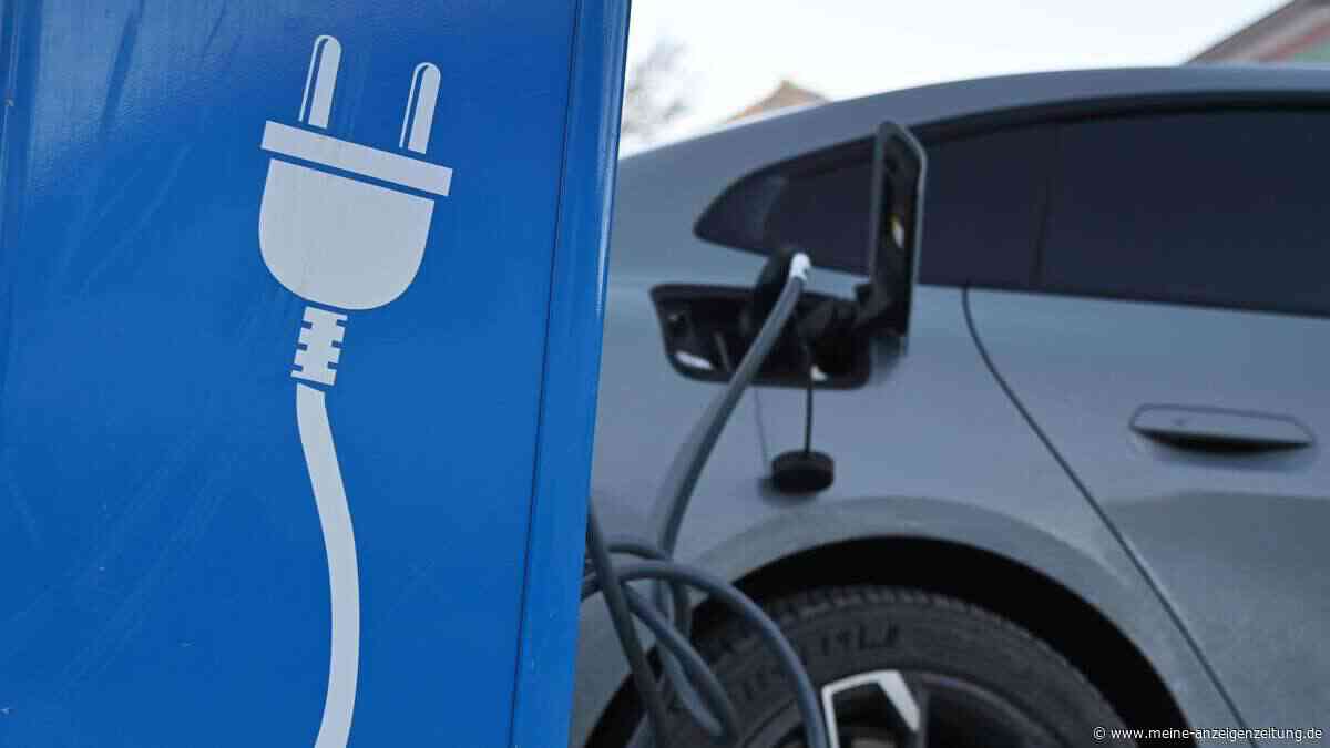 E-Autofahrer lädt Wagen am Flughafen – und erhält Rechnung über 2000 Euro