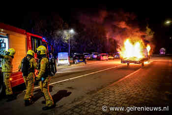 Autotransporter in lichterlaaie op carpoolplaats