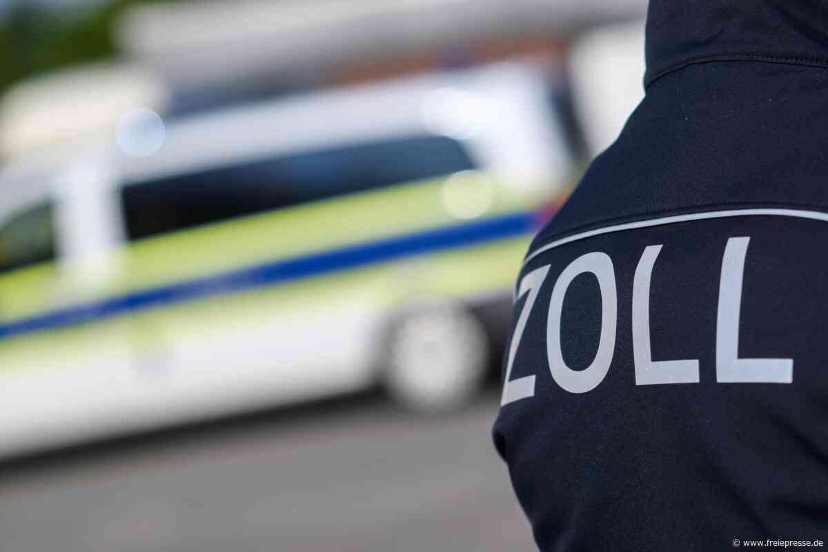 Hauptzollamt in Zwickau: Unbekannte schlagen Scheiben ein
