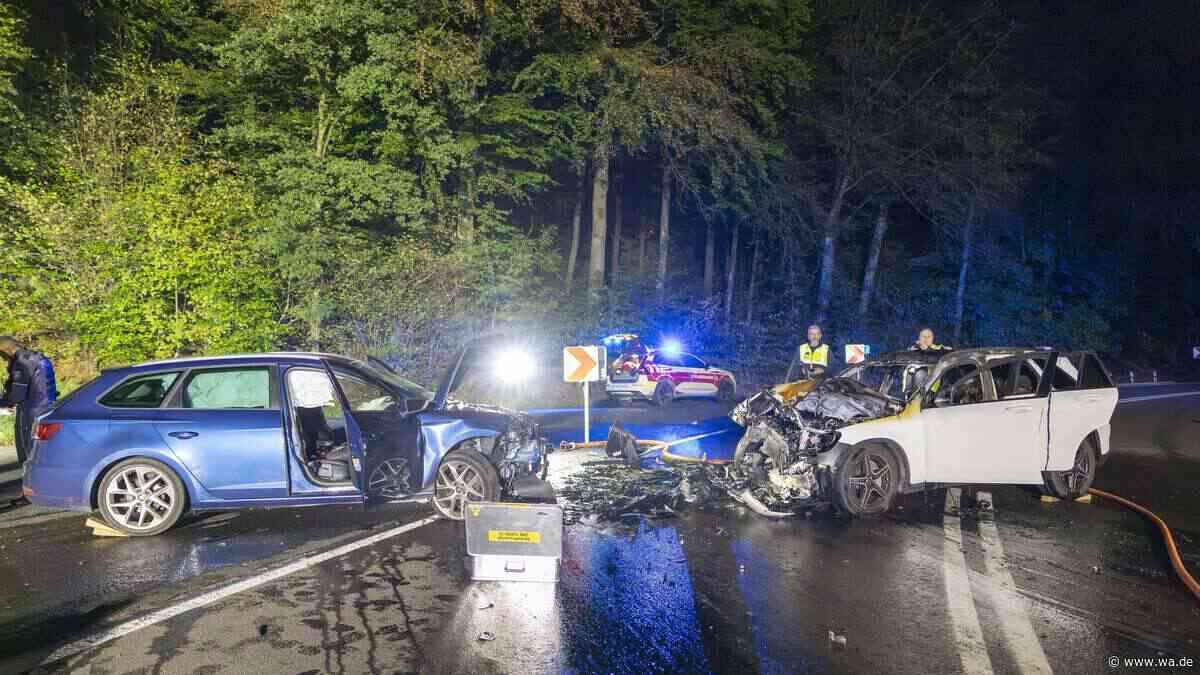Schwerer Crash auf Bundesstraße zerstört Pkw komplett – vier Verletzte