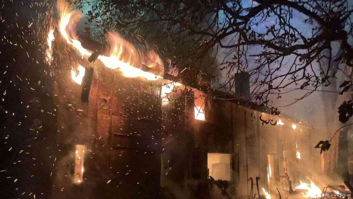 Flammen wüten in Wohnhaus – eine Person schwerverletzt, Einsturzgefahr erschwert Einsatz