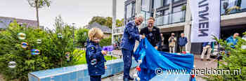 Blauwe bankjes herinneren aan het Sportfondsenbad
