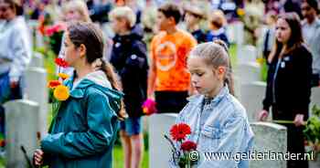 Bloemenkinderen van de militaire begraafplaats in Oosterbeek: dit zijn de meest bijzondere foto’s en video’s van de afgelopen 80 jaar