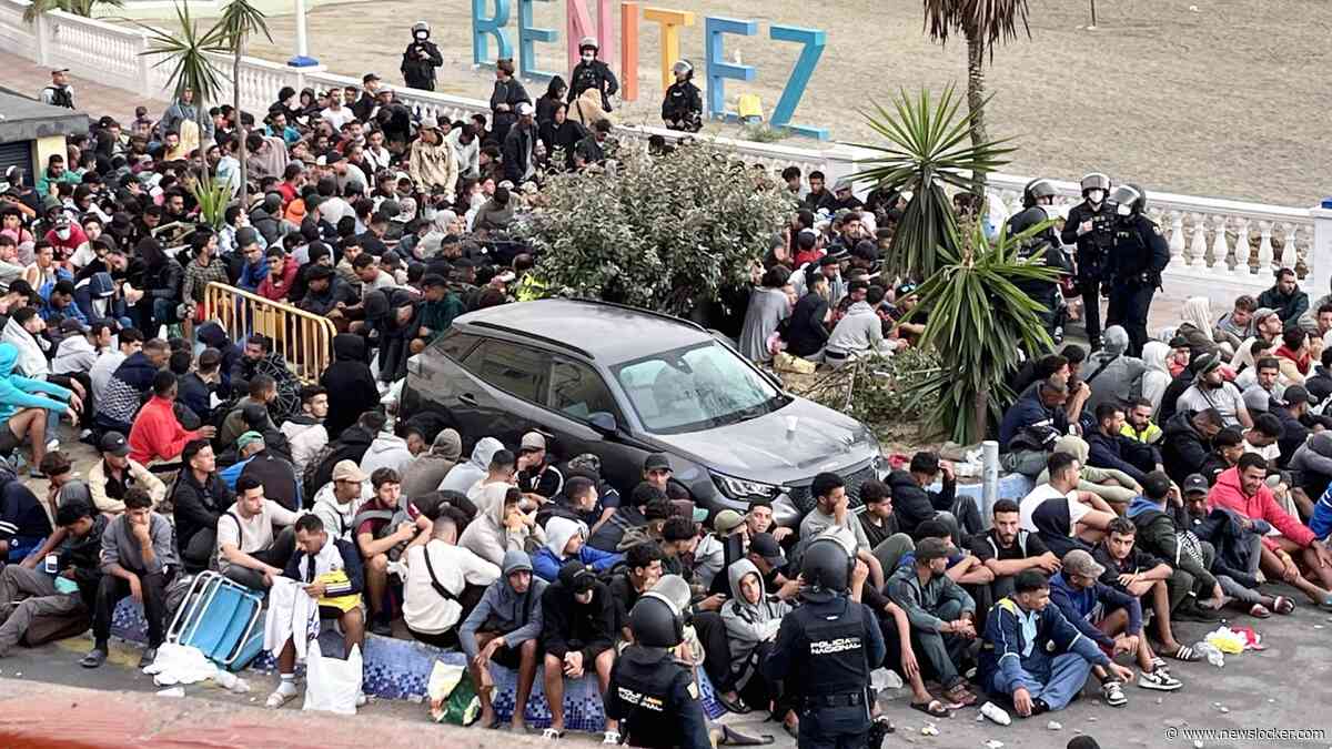 Politie Ceuta brengt migranten over naar nieuwe opvangplek