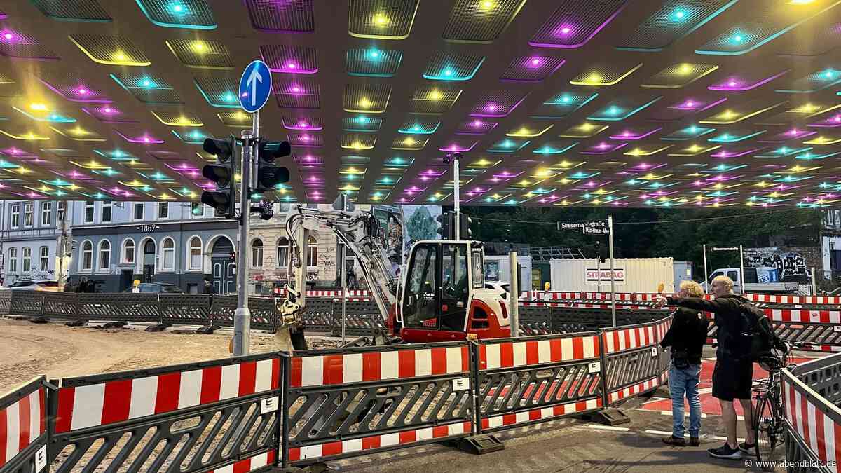 LEDs in Blau, Gelb und Pink bringen Partystimmung zurück unter die Sternbrücke