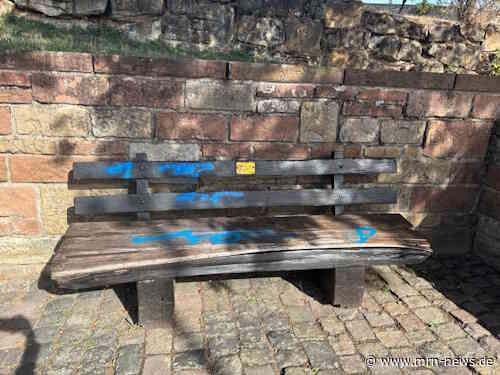 Gleiszellen-Gleishorbach – Farbschmiererei in Gleiszellen-Gleishorbach – Zierbrunnenanlage „Am Falltor“ nahe der St. Dionysius Kapelle mit blauer Sprühfarbe beschädigt