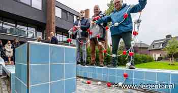Jan, Ruud en Wim danken alles in hun leven aan het zwembad dat hier stond: nu zitten ze op blauwe tegels