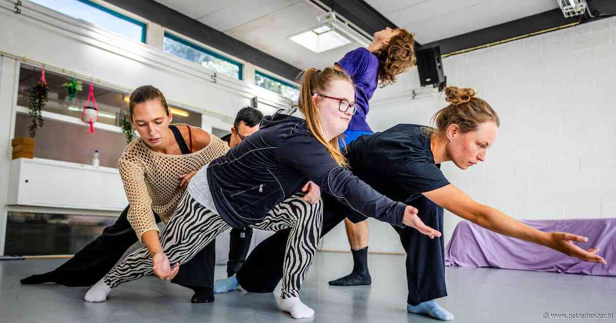 Zorra (22) heeft een beperking en tourt door heel Nederland met haar dansvoorstelling: ‘Ik word een ster’