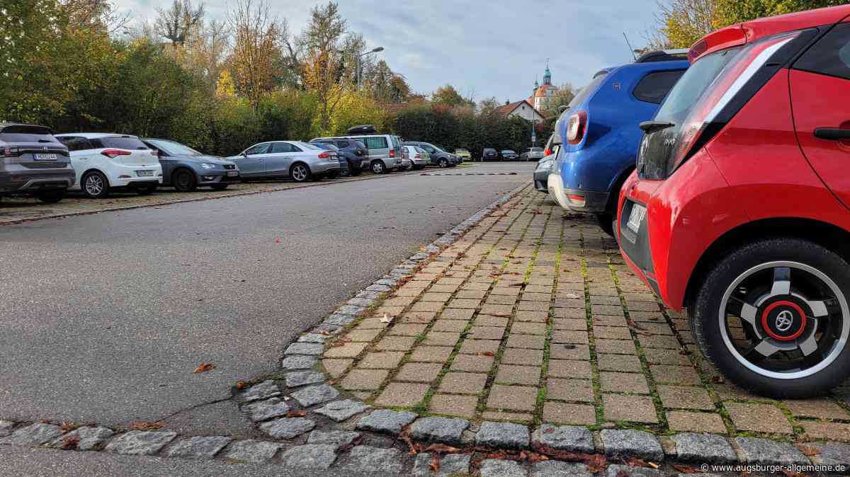 Seit Jahren beschlossen: Warum wird der Parkplatz an der Neuburger Schlösslwiese nicht erweitert?