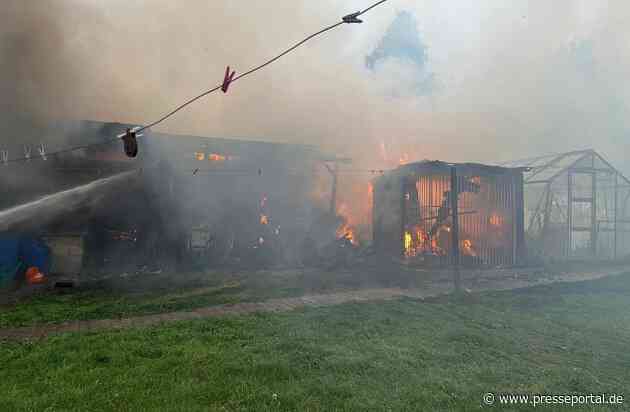 FW Dörentrup: Strohballenbrand entwickelte sich rasant zu kräftezehrendem Einsatz für die Feuerwehr