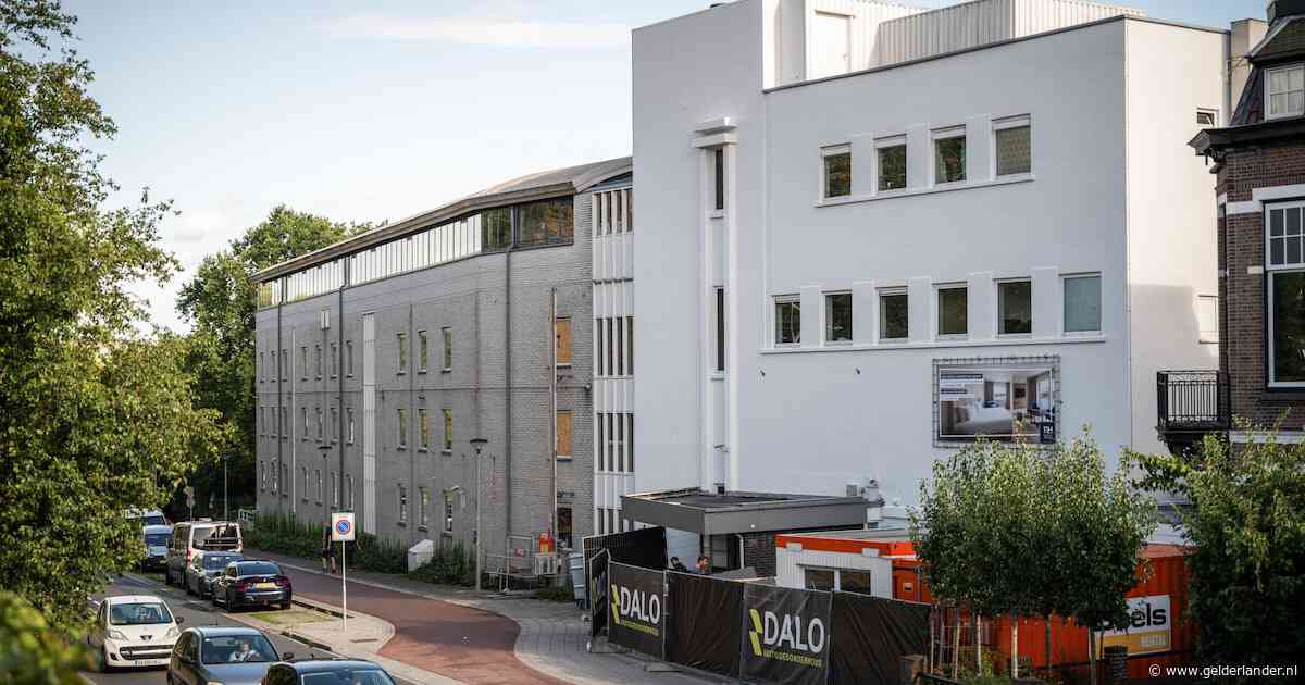 Zo ziet het Rijnhotel eruit na anderhalf jaar als azc: ‘Stoppen moesten uit het bad vanwege de veiligheid’