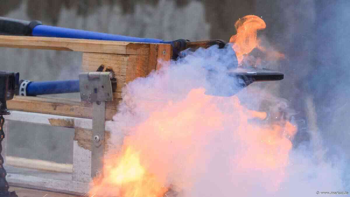 Lithium-Ionen-Akkus brennen in Bamberg – Feuerwehr muss Wertstoffhof-Tor aufschneiden