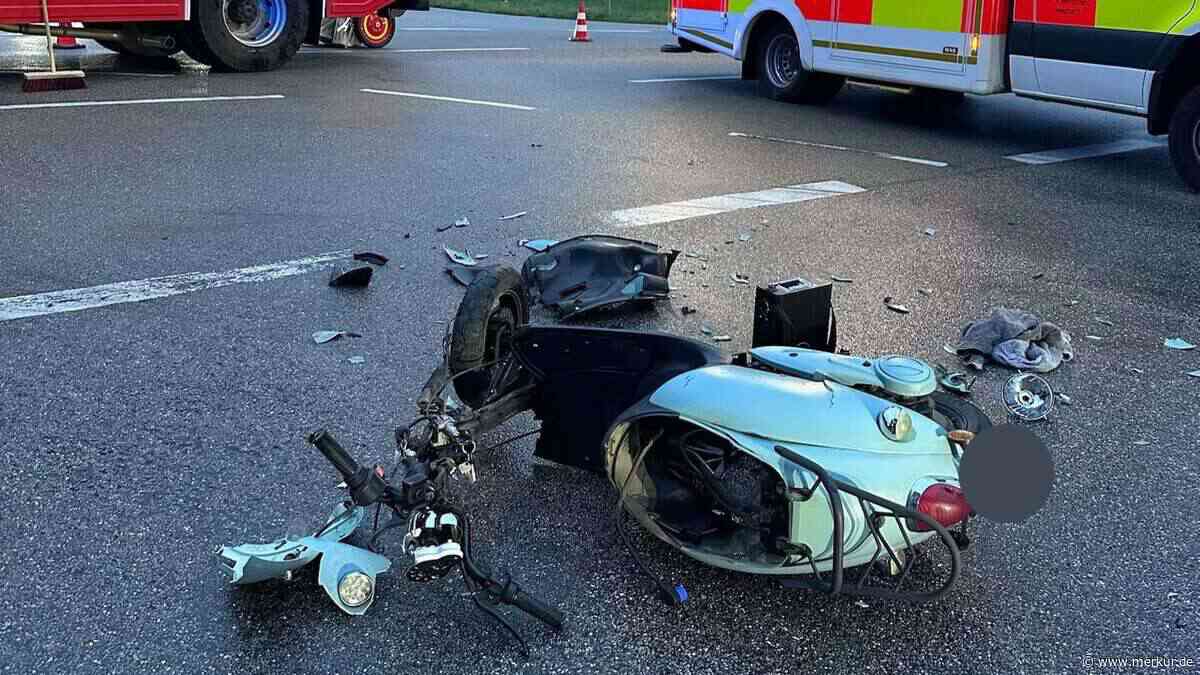 Ampelanlage ausgefallen: Rollerfahrer (35) bei Zusammenstoß an Kreuzstraße schwer verletzt