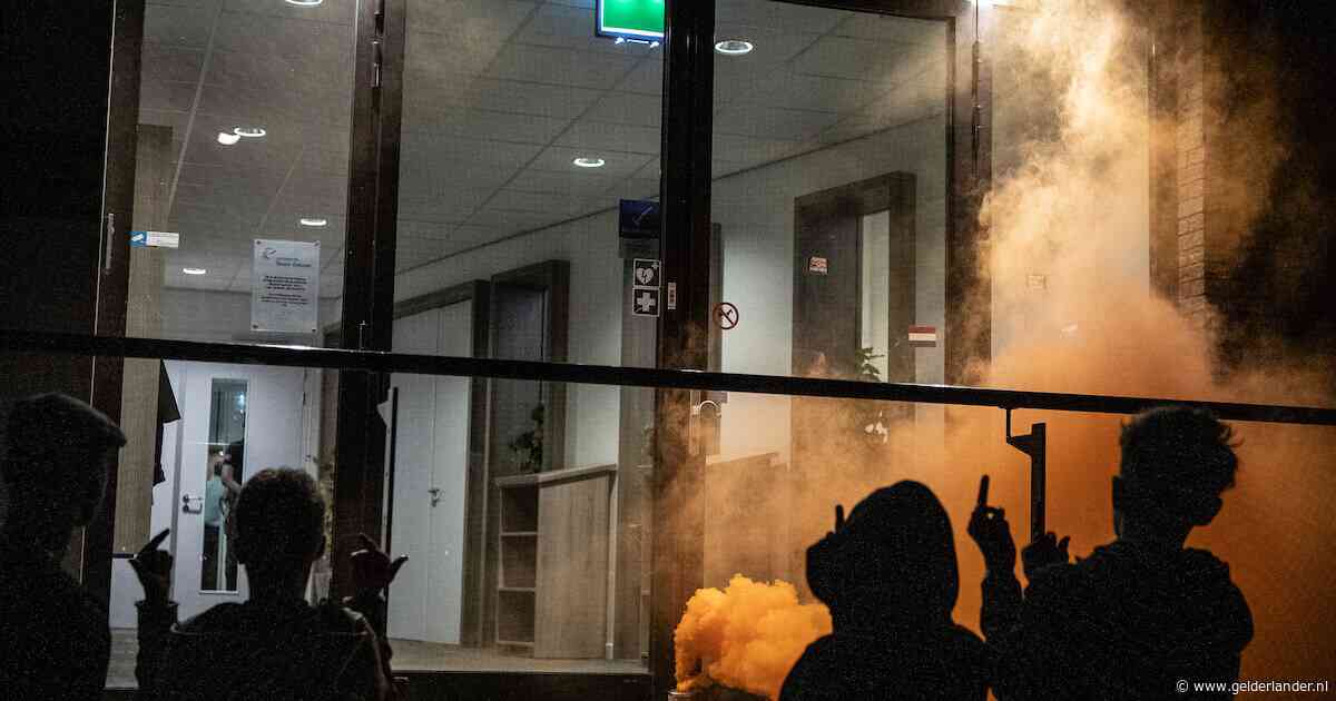 KIJK | Beveiligingsbeelden tonen chaos in Opheusden tijdens anti-azc-protest