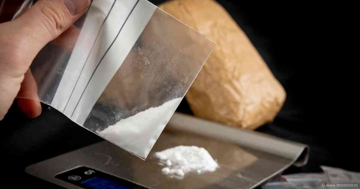 Is hij met zijn 20 jaar, wonend bij zijn moeder, al een grote jongen in de drugs?