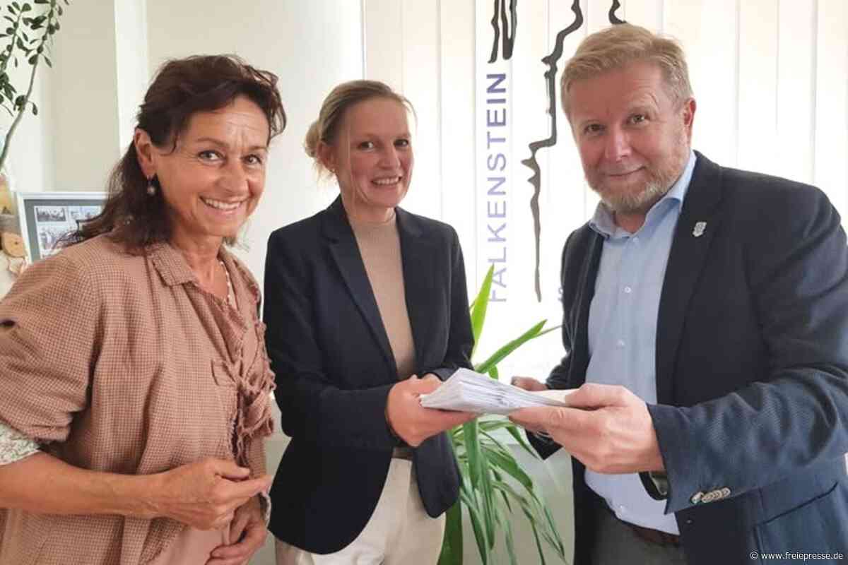Vogtländer machen mobil: Stimmen gegen mehr Windparks übergeben