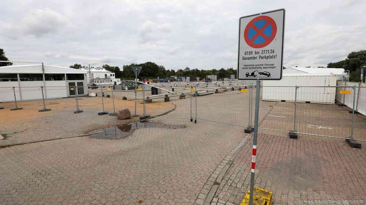 Sperrung auf Parkplatz in Wolfsburg: Darum fallen viele Stellplätze wochenlang weg