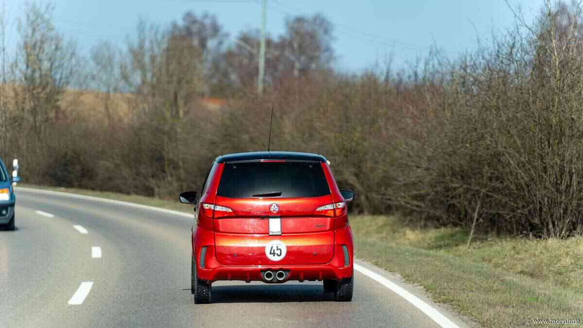 Microcar-Verfolgungsjagd durch Miesbach endet mit Zusammenstoß – Strafanzeige