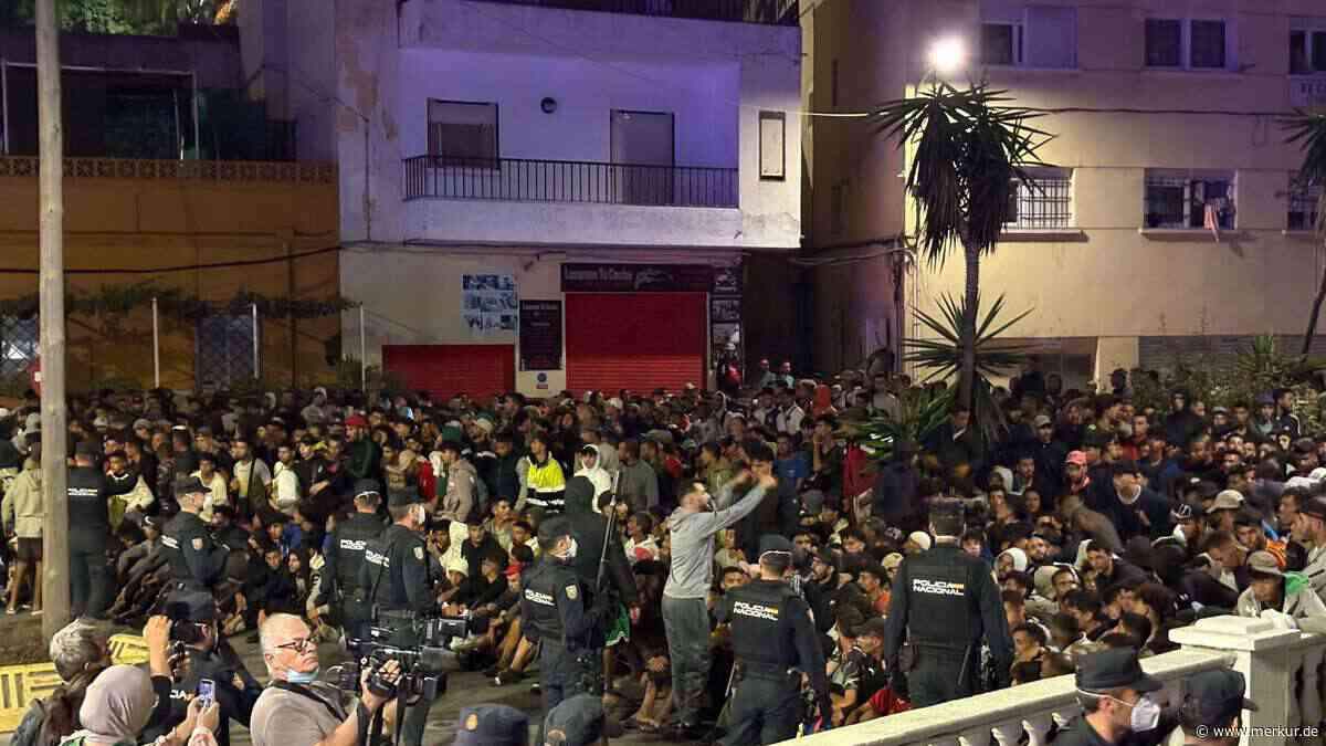Polizei gibt Warnschüsse ab: Tausende Migranten in Ceuta unter dramatischen Umständen verlegt