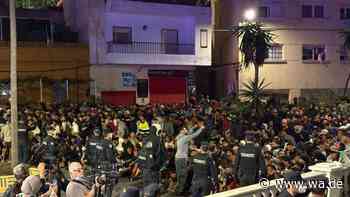 Polizei gibt Warnschüsse ab: Tausende Migranten in Ceuta unter dramatischen Umständen verlegt