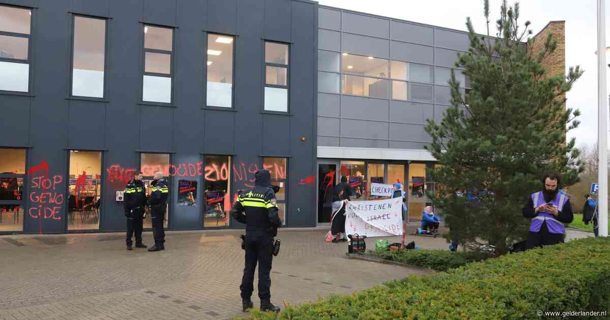 Dichtgeplakte deur, leuzen op ramen en bloedrood water: vreedzaam protest tegen Israël of is dit strafbaar?
