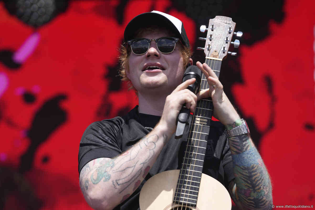 Ed Sheeran dopo la “censura Pro Pal” ha perso 200mila follower in un giorno. Una radio irlandese cancella le sue canzoni “per le proteste degli ascoltatori”