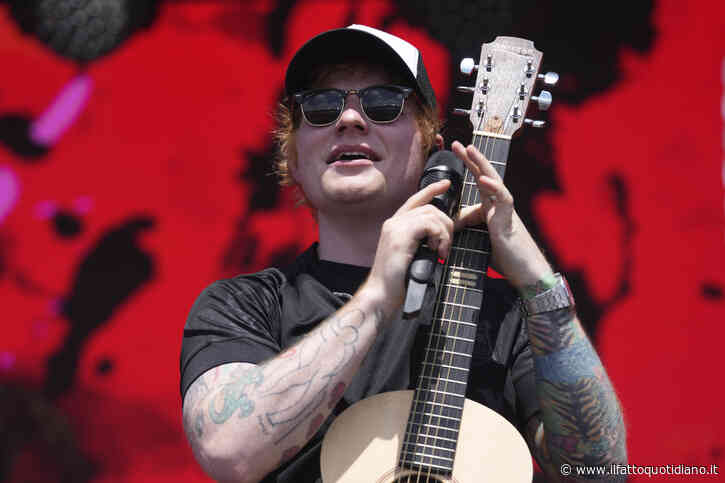 Ed Sheeran dopo la “censura Pro Pal” ha perso 200mila follower in un giorno. Una radio irlandese cancella le sue canzoni “per le proteste degli ascoltatori”
