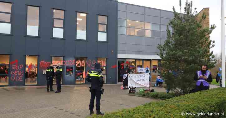 Dichtgeplakte deur, leuzen op ramen en bloedrood water: vreedzaam protest tegen Israël of is dit strafbaar?