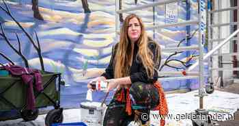 Fleur maakt schildering op plek van Arnhemse stadsbrand, die ook haar atelier trof