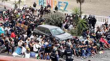Chaos bij opvanglocatie in Ceuta: plek voor 1700 migranten, duizenden blijven achter op het strand