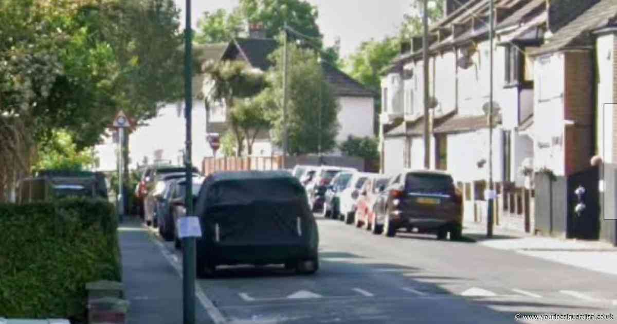 South London drug raid ends with three arrests and seizure of suspected drugs