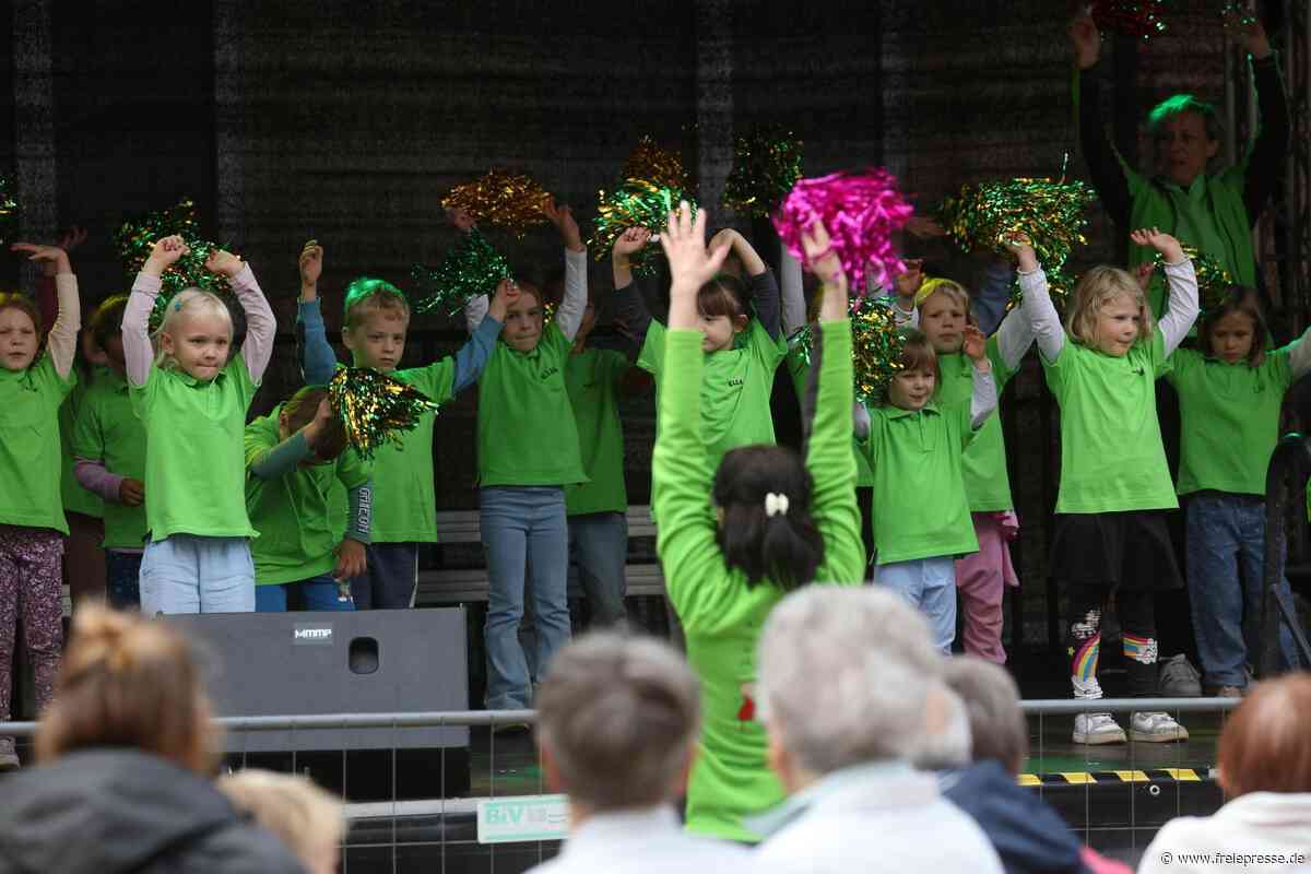 Werdau: Kita-Kinder eröffnen das Volksfest auf dem Marktplatz