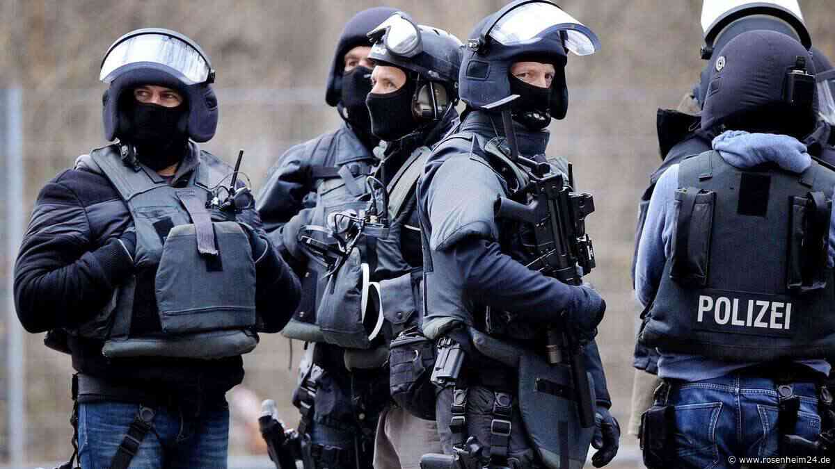 Mann steht mit Langwaffe im Garten – dann zückt er ein Messer: SEK-Einsatz in Bayern
