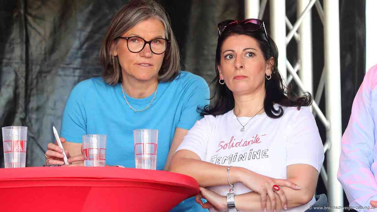 VW-Betriebsversammlung: Beim Marsch zur Halle 11 wehen die roten Fahnen