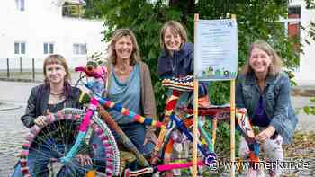 Komplett umhäkelt: Warum dieses bunte Fahrrad jetzt in Weyarn steht