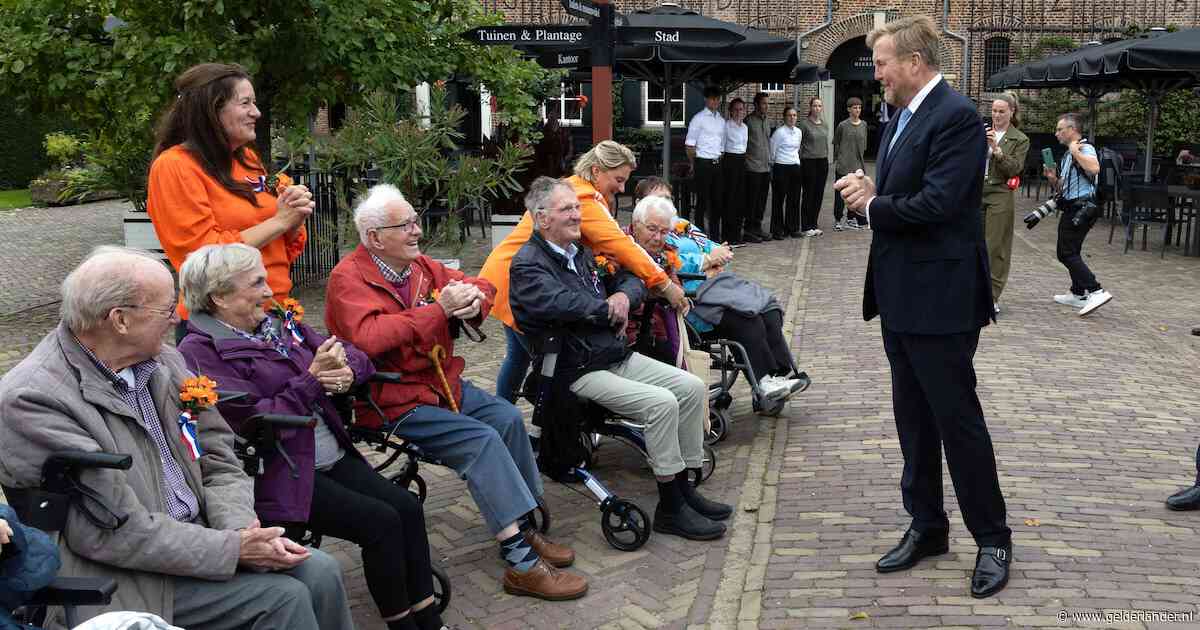 Na jaren wachten kan Thea (96) de koning eindelijk de hand schudden: ‘Ik ben wel een beetje fan’