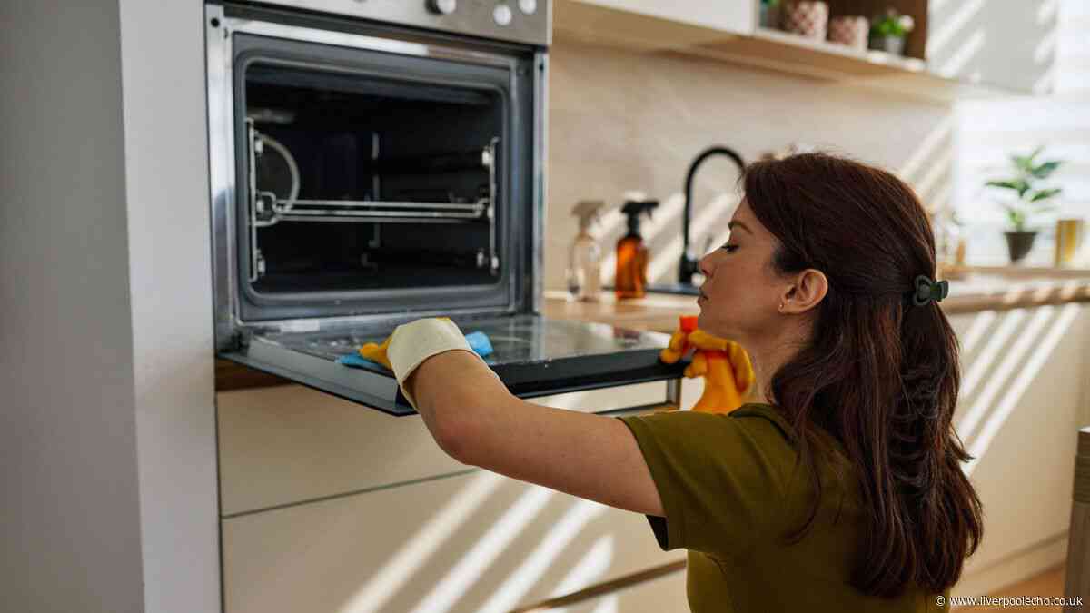 'I'm a professional cleaner and no scrub trick cleans oven grease in minutes'