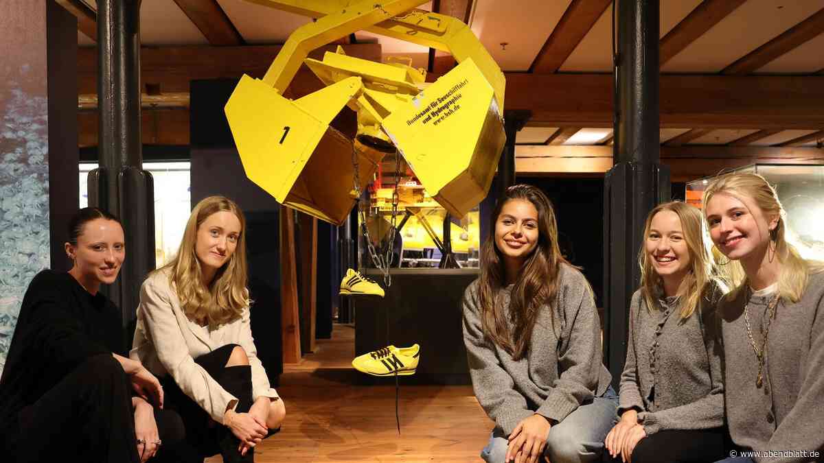 Maritimes Museum: Zwischen Schiffsmodellen und Seegemälden verläuft ein Catwalk