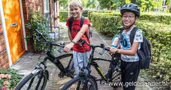 Sam (10) en Jason (12) starten bezorg- en hondenuitlaatservice: ‘Na schooltijd reageren we binnen een uur’