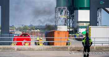 Telefoonaccu’s ontploffen in container bij bedrijf in Breda, veel wagens van de brandweer aanwezig