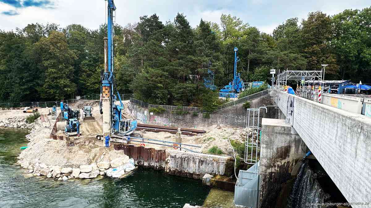 Am Augsburger Hochablass fährt schweres Baugerät auf