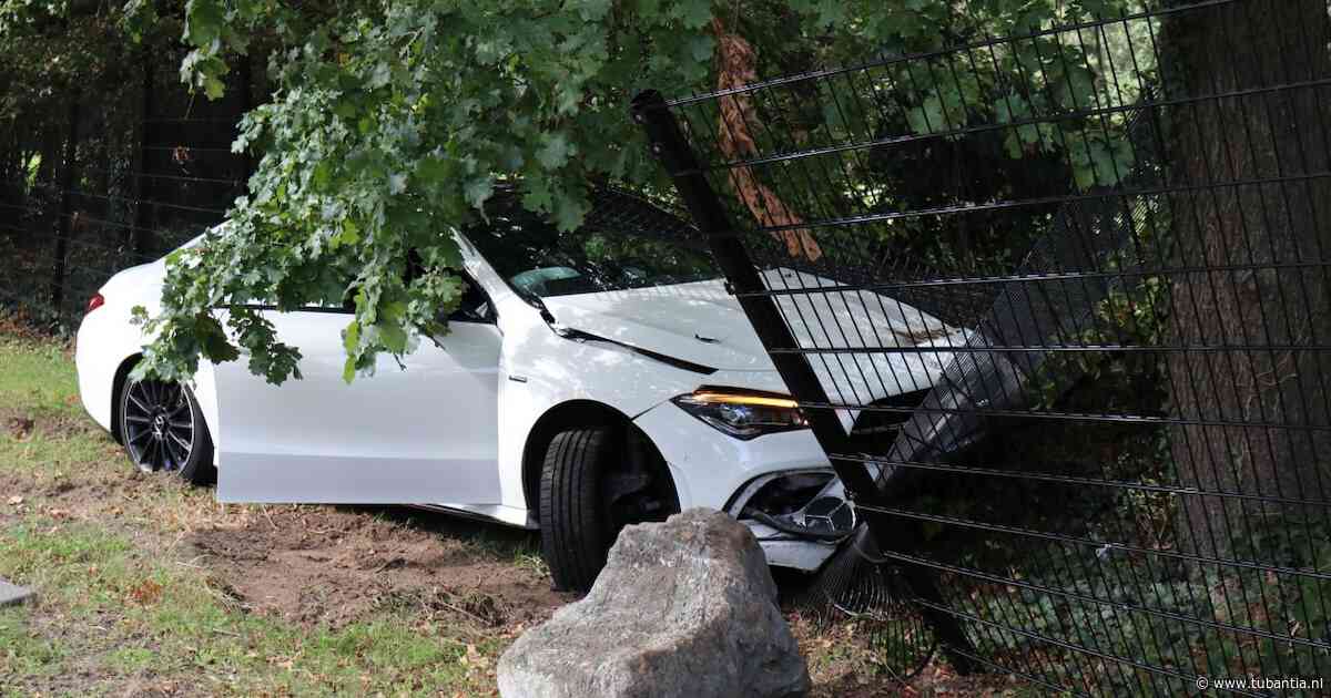 Mercedes vliegt uit de bocht en ramt stenen en hek in Enschede