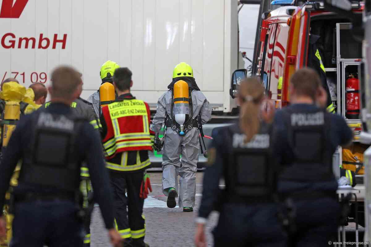 Feuerwehreinsatz in Werdau: Entzündlicher Stoff tritt aus