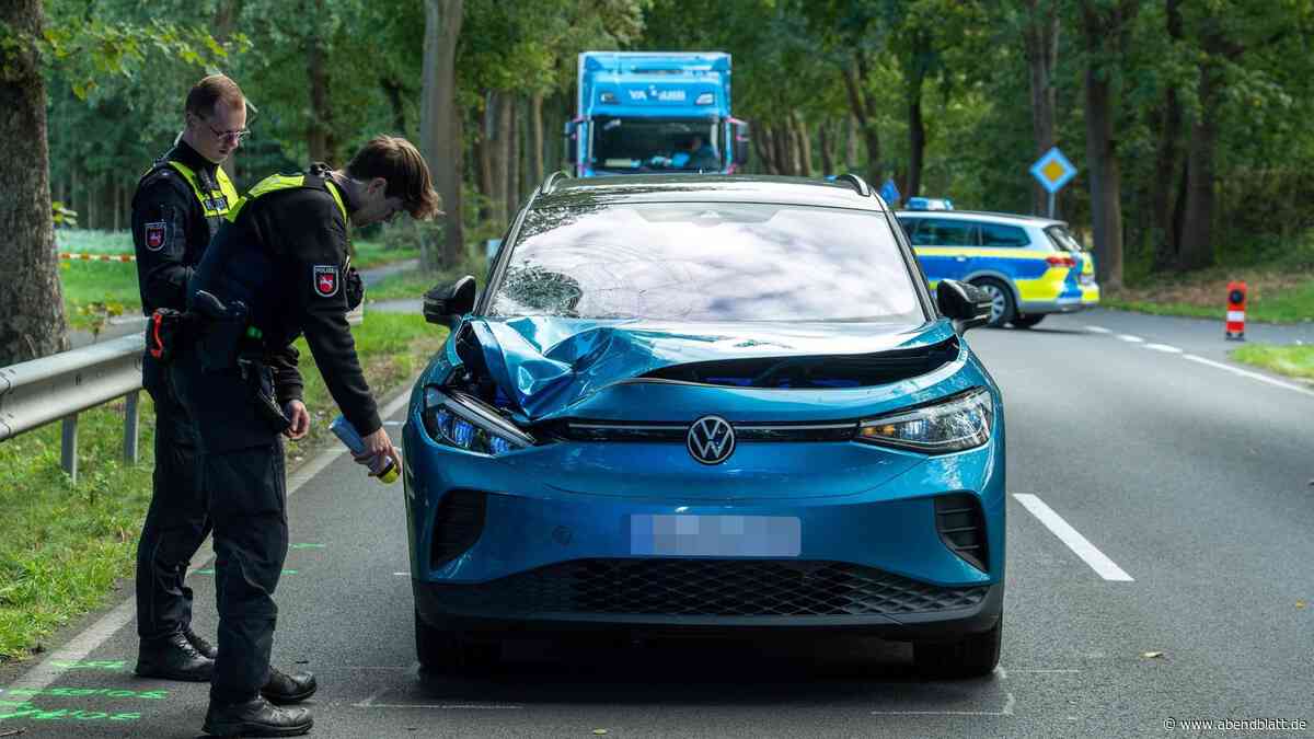 Fußgänger wird bei Hamburg von Auto erfasst und stirbt am Unfallort