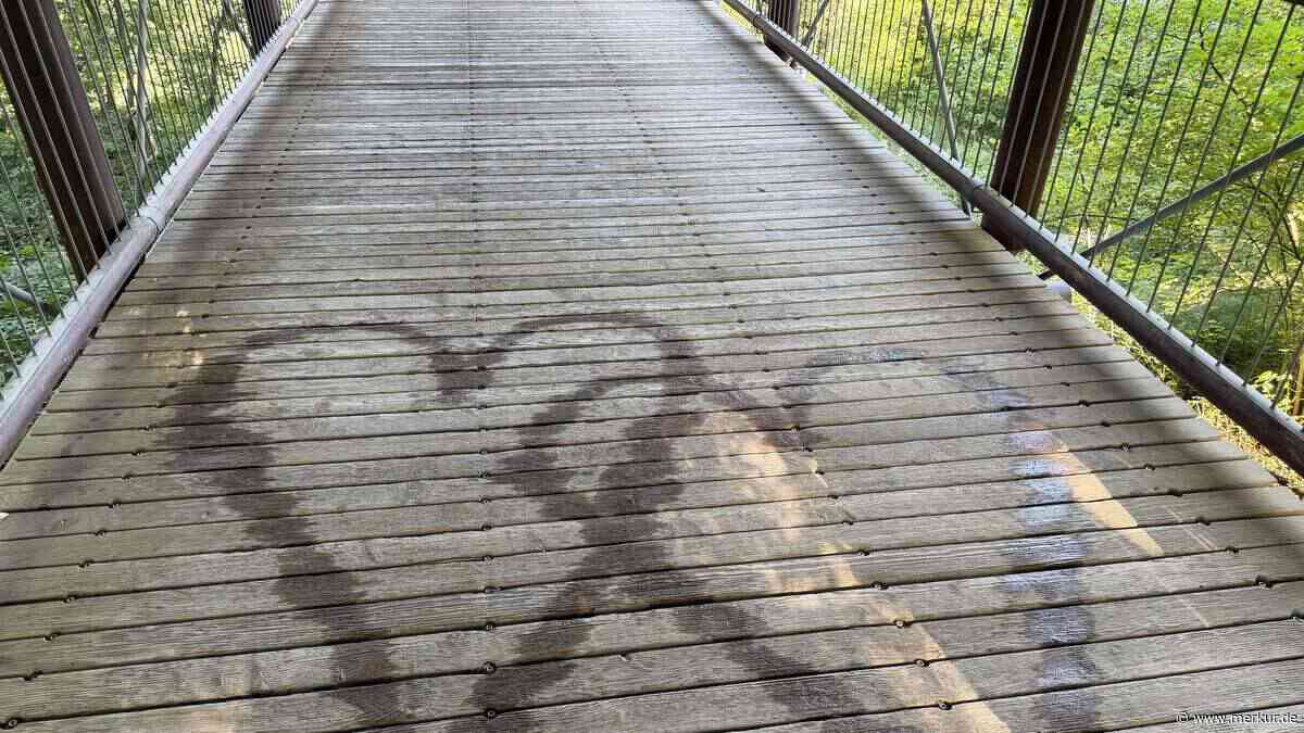 Ehepaar malt täglich Herzen auf Münchner Brücke – die Geschichte dahinter berührt