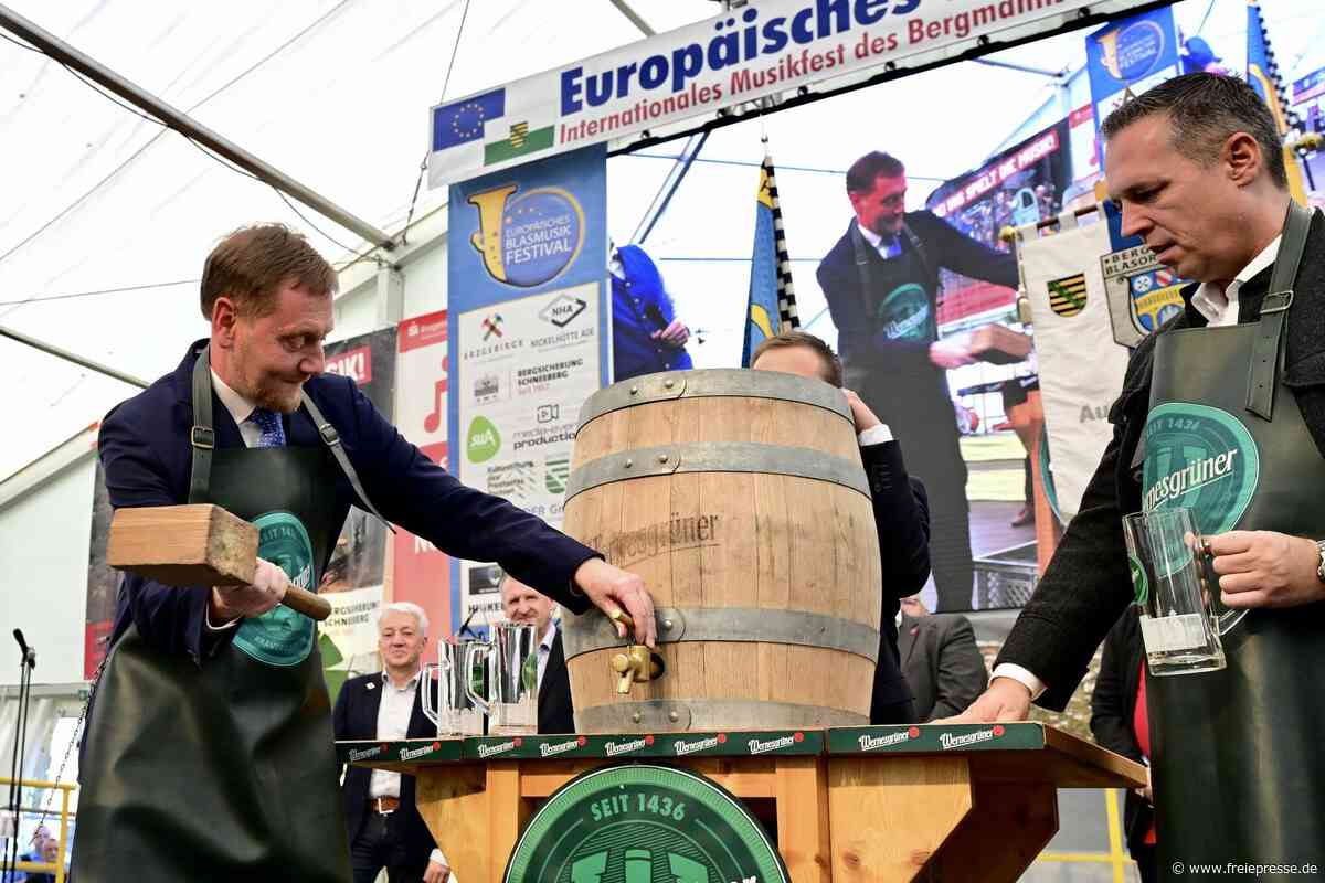 Michael Kretschmer eröffnet Blasmusikfestival im Erzgebirge – und kämpft mit dem Zapfhahn