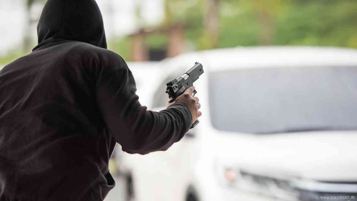Frau (20) gibt sich als Date aus, raubt jungen Mann dann mit Komplizen (33) aus