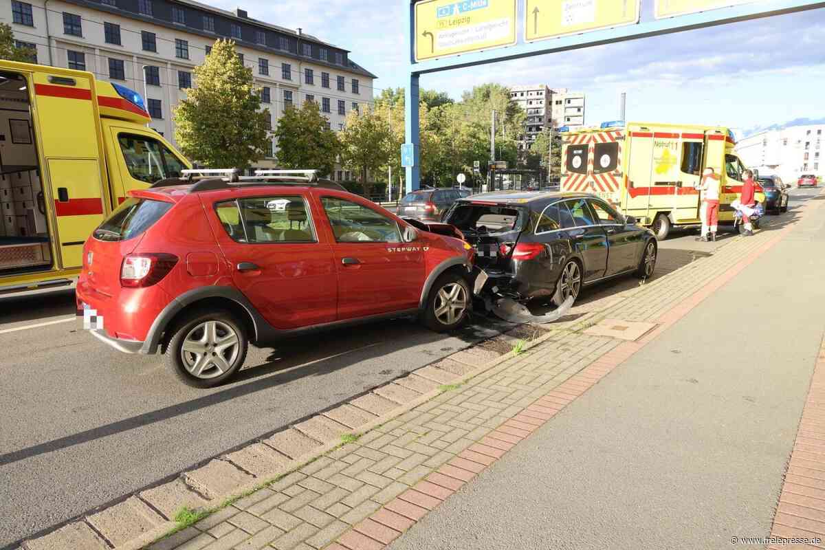 Dacia fährt auf Mercedes auf: drei Verletzte im Chemnitzer Zentrum