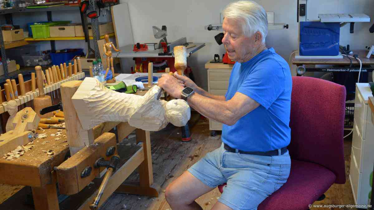 Beim Maskenschnitzer in Buch: Die vielen Talente des Arnold Wölki